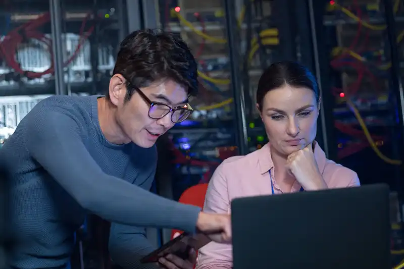 2 engineers discussion over laptop